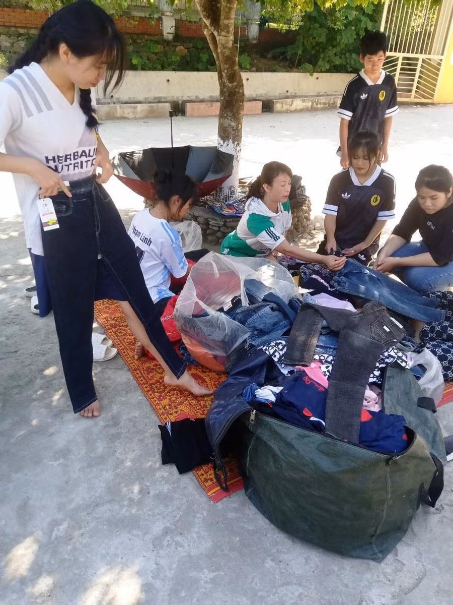 Nhiều bộ quần áo mới được các nhà hảo tâm gửi về tặng chương trình.