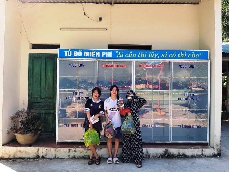 Học sinh vui mừng sau khi tự chọn được món đồ mình ưng ý trong tủ đồ.