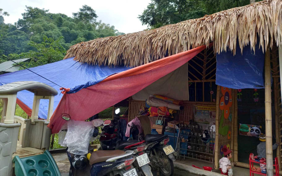 Phòng học tạm bợ.