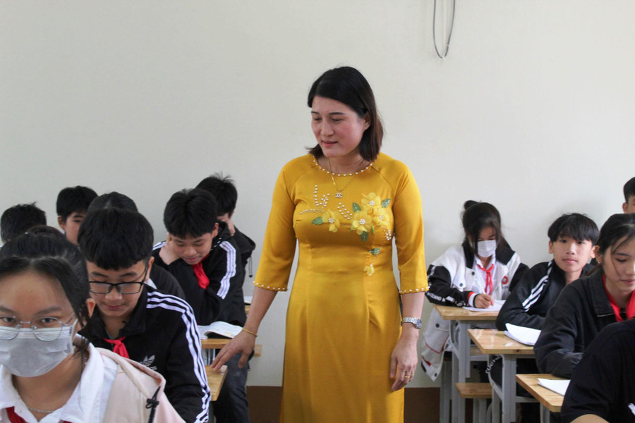 Cô Nguyễn Thị Mai trong giờ giảng dạy Lịch sử tại Trường THCS Hoằng Phụ, Hoằng Hóa, (Thanh Hóa).