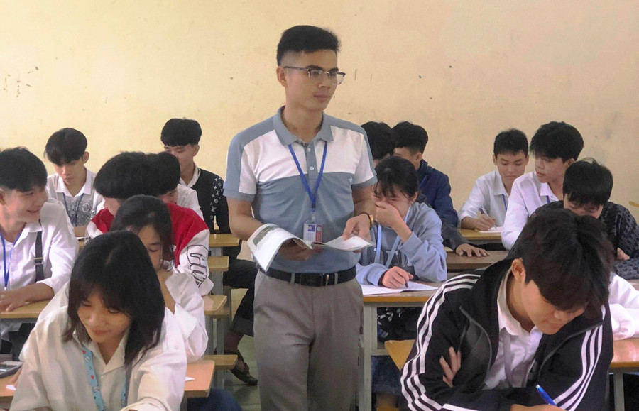 Thầy giáo Hà Văn Nghiệp trong giờ dạy Ngữ văn tại Trường THCS&amp;THPT Quan Sơn.