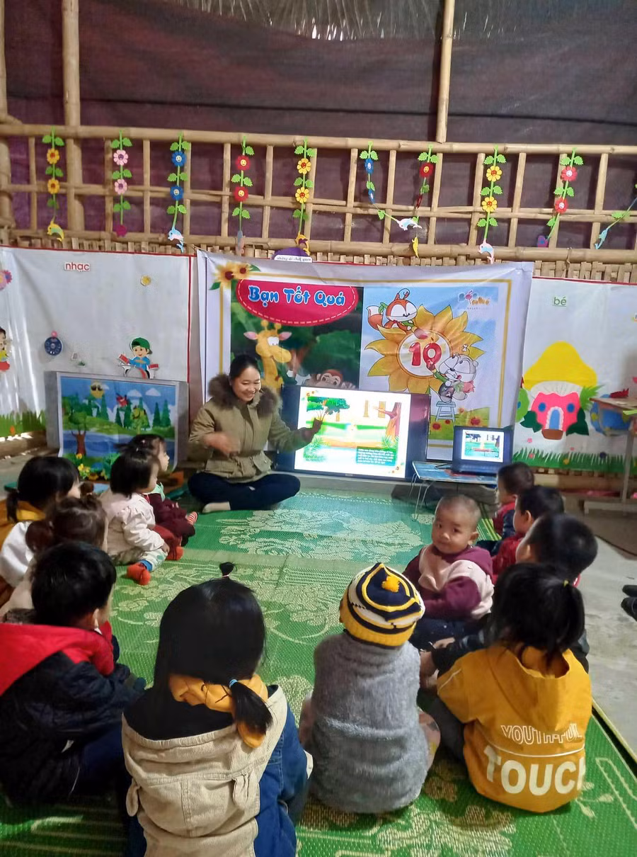 Dù khó khăn, vất vả nhưng cô và trò ở Đun Pù vẫn đến lớp đều đặn.