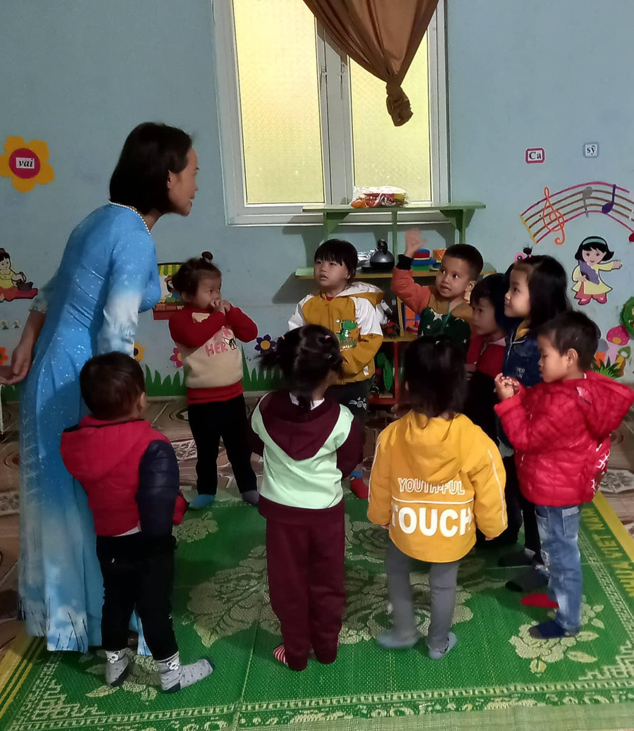 Hôm nay là ngày 20/10, cô giáo mặc áo dài đến lớp để cảm nhận không khí của Ngày thành lập Hội liên hiệp Phụ nữ Việt Nam.