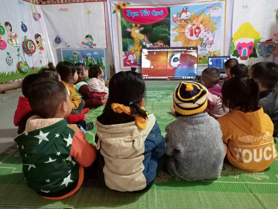 Các bé mầm non ở Đun Pù trong giờ giải trí tại lớp học.