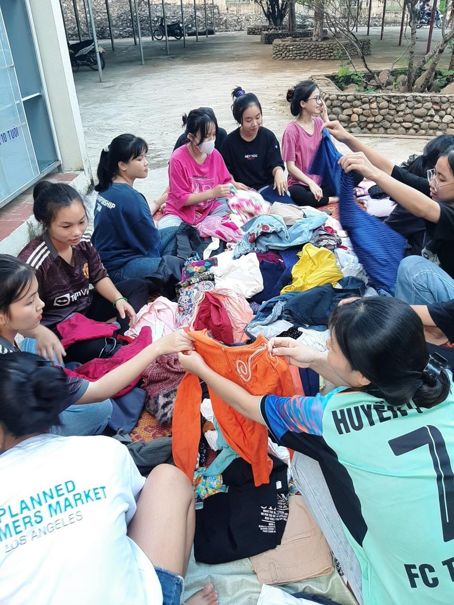 Những bộ quần áo được các cô giáo trong trường phân loại kỹ càng để đưa vào tủ &quot;Ai cần thì lấy - Ai có thì cho&quot;.