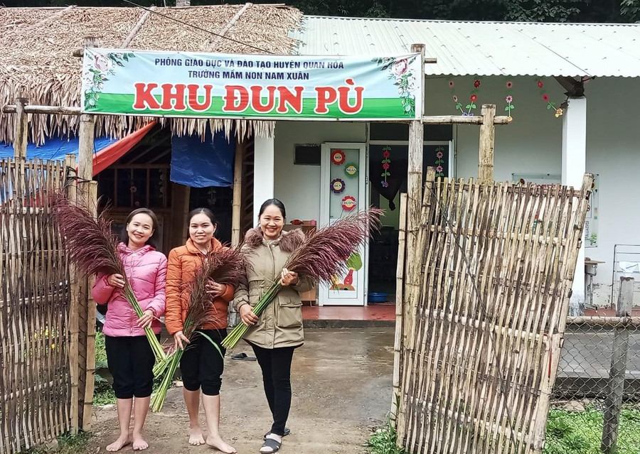 Ngày 20/10, ba nữ giáo viên ở đỉnh Đun Pù tự tặng hoa lau cho nhau để khích lệ tinh thần lạc quan, yêu đời, yêu nghề, vượt qua khó khăn hoàn thành nhiệm vụ.