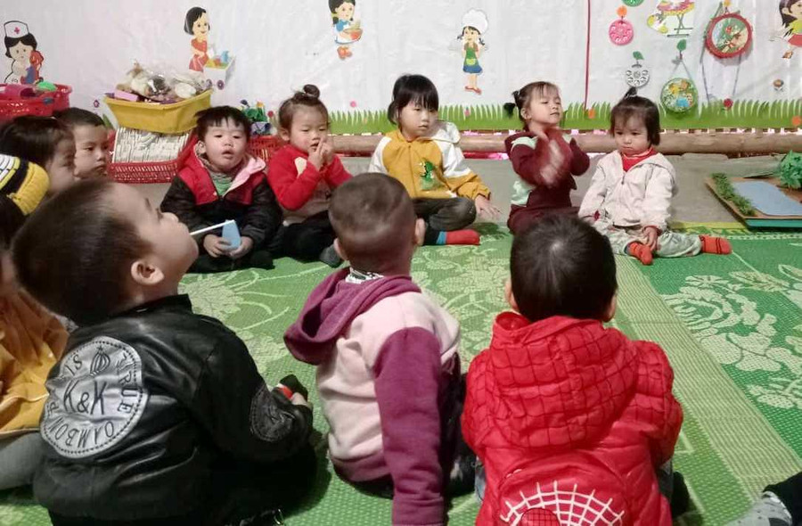 Những đứa trẻ ở đỉnh Đun Pù đến lớp học vào ngày mưa rét đầu mùa.