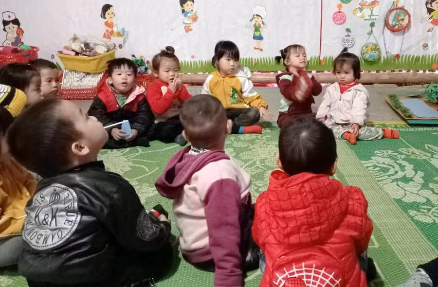 Những đứa trẻ ở đỉnh Đun Pù đến lớp học vào ngày mưa rét đầu mùa.