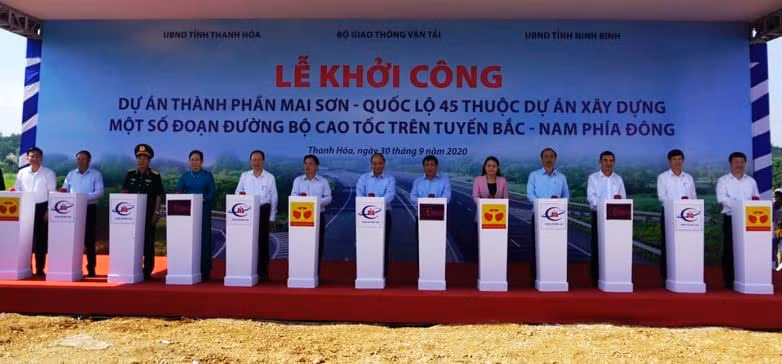 Thủ tướng Nguyễn Xuân Phúc và lãnh đạo Bộ GTVT, lãnh đạo tỉnh Thanh Hóa, Ninh Bình tham gia phát lệnh khởi công dự án cao tốc Bắc - Nam.