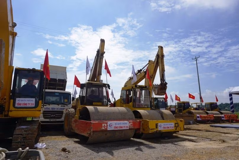 Máy móc thiết bị của nhà thầu đã sẵn sàng để thi công dự án.