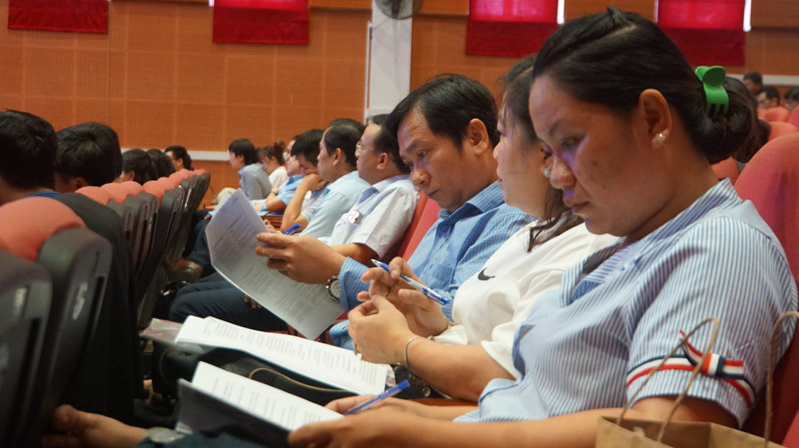 Các đại biểu nghiên cứu các quy định về thi đua, khen thưởng. Ảnh: Mạnh Tùng