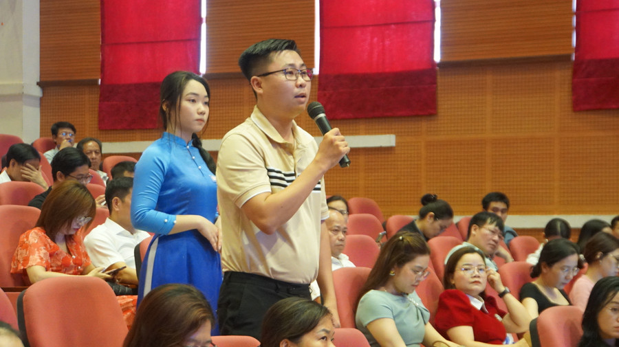 Đại diện Trường Đại học Tây Đô nêu ý kiến. Ảnh: Mạnh Tùng