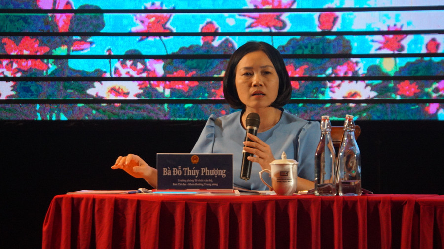 Bà Đỗ Thúy Phượng, Chuyên viên cao cấp, Trưởng phòng Tổ chức Hành chính (Ban Thi đua - Khen thưởng Trung ương) trao đổi với các đại biểu. Ảnh: Mạnh Tùng Bà Đỗ Thúy Phượng, Chuyên viên cao cấp, Trưởng phòng Tổ chức Hành chính (Ban Thi đua - Khen thưởng Trung ương) trao đổi với các đại biểu. Ảnh: Mạnh Tùng