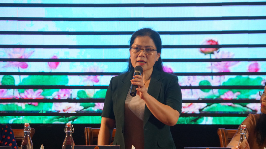 Thứ trưởng Bộ GD&amp;ĐT Nguyễn Thị Kim Chi trao đổi với các đại biểu. Ảnh: Mạnh Tùng