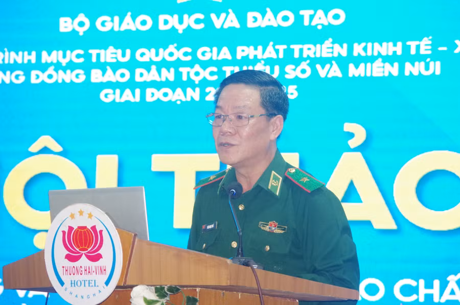 Văn Ngọc Quế - Phó Chủ nhiệm chính trị Bộ đội biên phòng chia sẻ về công tác phối hợp xóa mù chữ ở khu vực biên giới. Ảnh: Hồ Lài