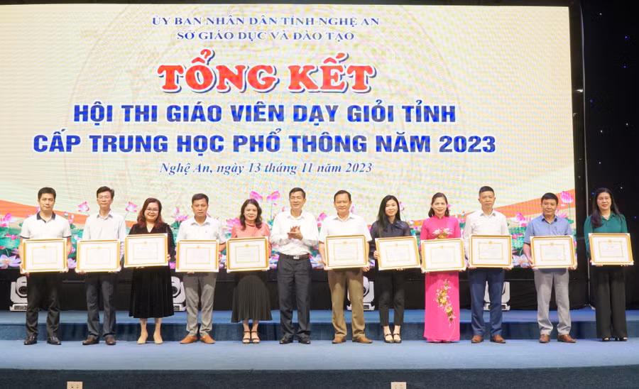 Ông Thái Văn Thành - Giám đốc Sở GD&ĐT Nghệ An khen thưởng 11 tập thể có thành tích xuất sắc tại hội thi. Ảnh: Hồ Lài.