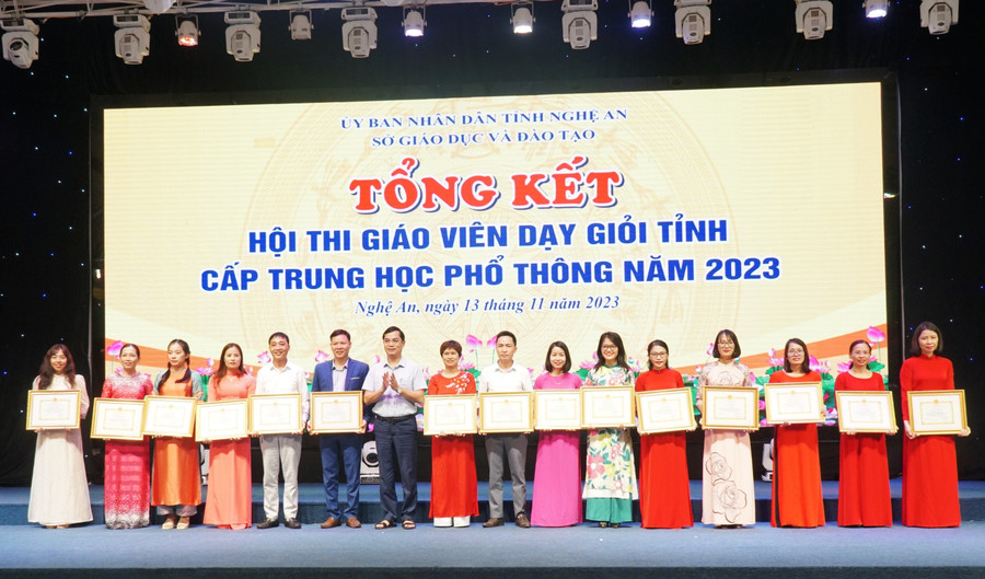 Lãnh đạo Sở GD&ĐT Nghệ An khen thưởng giáo viên có kết quả cao tại hội thi. Ảnh: Hồ Lài. Lãnh đạo Sở GD&ĐT Nghệ An khen thưởng giáo viên có kết quả cao tại hội thi. Ảnh: Hồ Lài.