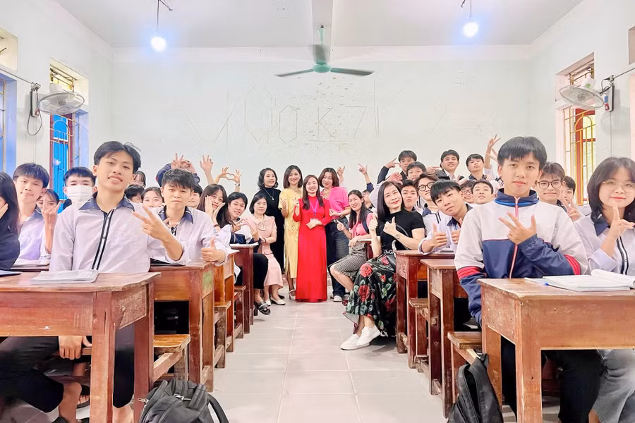 Giáo viên Trường THPT Huỳnh Thúc Kháng (TP Vinh) tham gia hội thi và chụp ảnh lưu niệm với học sinh Trường THPT Nguyễn Xuân Ôn (huyện Diễn Châu). Ảnh: Hồ Lài.