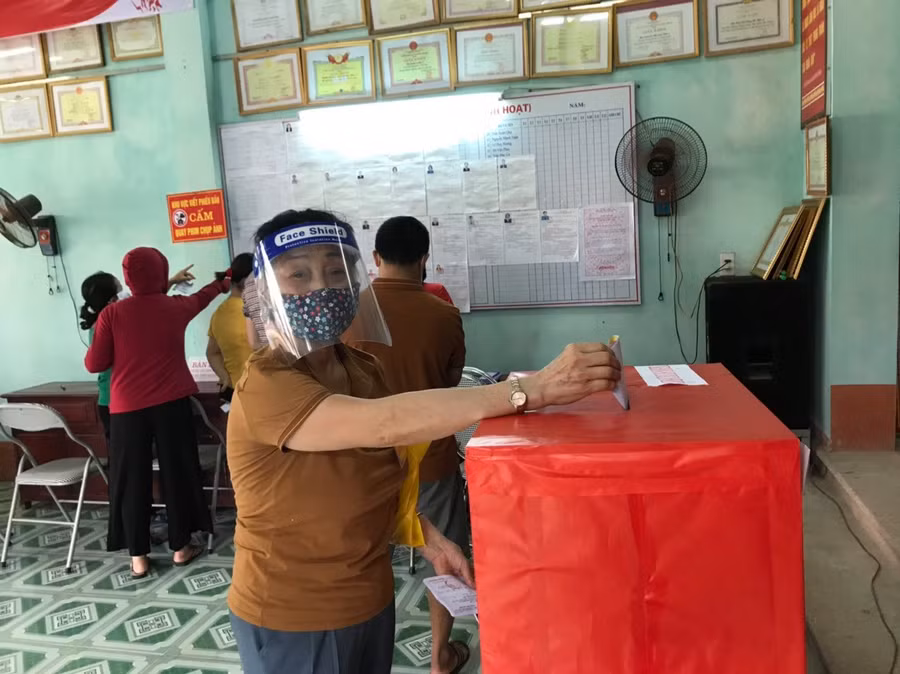 Cử tri bỏ phiếu thực hiện nghiêm các quy định phòng chống dịch Covid-19.