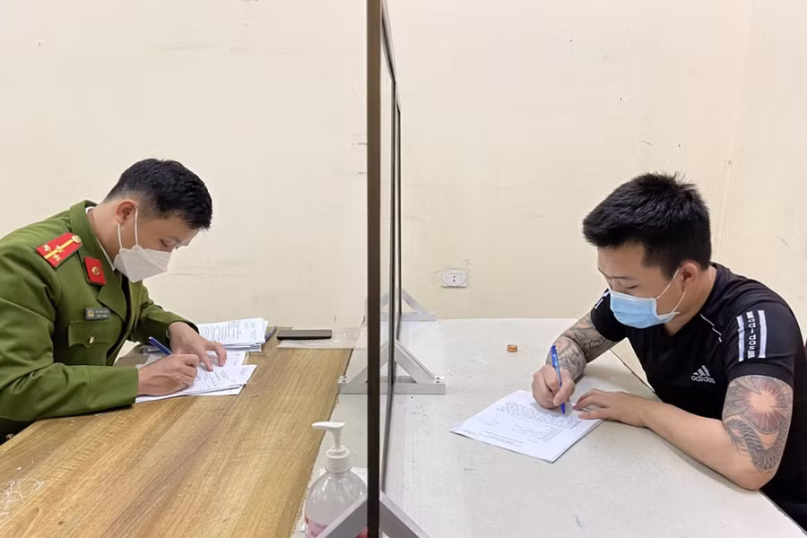 Công an huyện Diễn Châu lấy lời khai đối tượng Hoàng Ngọc Hạnh.