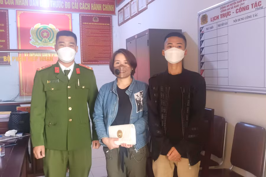 Anh Thông cùng Công an xã Nam Lĩnh trao trả lại tài sản cho chị T.