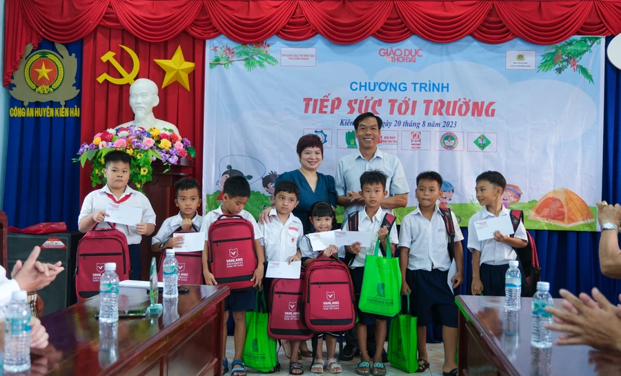 Nhà báo Dương Thanh Hương, Phó Tổng biên tập Báo Giáo dục và Thời đại (bên trái, hàng đầu tiên) trao quà và học bổng tại chương trình "Tiếp sức đến trường" ở huyện Kiên Hải, Kiên Giang, sáng 20/8. Ảnh: Trường Tiến.