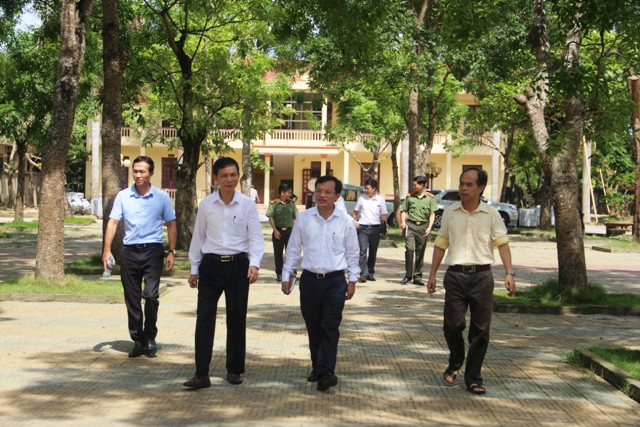 Cục trưởng Cục Quản lý chất lượng Bộ GD&ĐT cùng lãnh đạo Sở GD&ĐT Thanh Hóa kiểm tra công tác chuẩn bị kỳ thi tại Trường THPT Nông Cống 1 (Thanh Hóa).