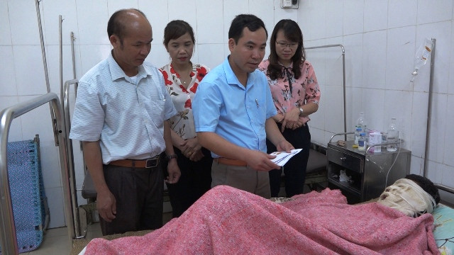 Lãnh đạo huyện Thạch Thành thăm hỏi, động viên nạn nhân bị bỏng
