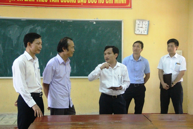Cục trưởng Mai Văn Trinh (người đứng giữa) kiểm tra phòng thi tại Trường THPT Như Thanh (Thanh Hóa).