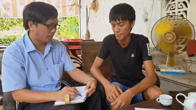 Anh Tạ Hồng Dương (áo đen) đang kể lại sự việc cho phóng viên.