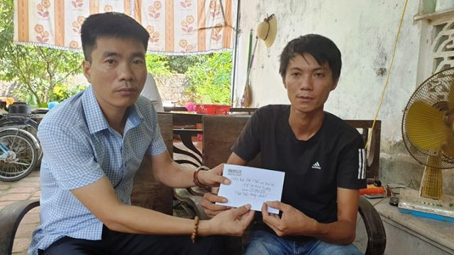 Phóng viên Báo Pháp luật TP.HCM trao 10 triệu đồng do cộng đồng mạng quyên góp cho tài xế Dương. Phóng viên Báo Pháp luật TP.HCM trao 10 triệu đồng do cộng đồng mạng quyên góp cho tài xế Dương.