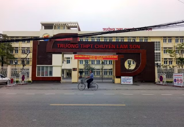 Trường THPT chuyên Lam Sơn (Thanh Hóa).