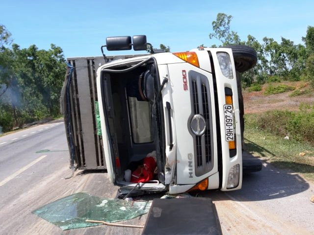 Chiếc xe do anh Dương cầm lái bị lật ngang. Ảnh: anh Dương cung cấp. Chiếc xe do anh Dương cầm lái bị lật ngang. Ảnh: anh Dương cung cấp.