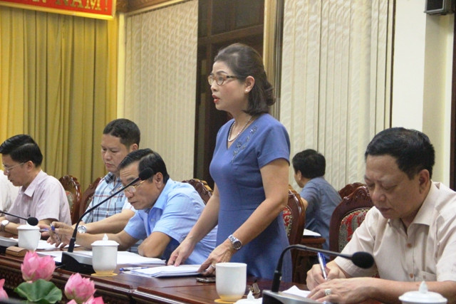 Bà Phạm Thị Hằng - Giám đốc Sở GD&ĐT Thanh Hóa, Phó Trưởng Ban Thường trực Ban Chỉ đạo thi THPT Quốc gia 2019 tỉnh Thanh Hóa, báo cáo công tác chuẩn bị kỳ thi với đoàn công tác.