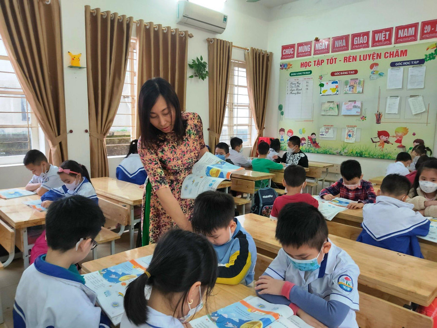 Trong phương pháp rèn đọc cho học trò, cô Hà thường chia nhóm học sinh để các em tiếp cận nhanh hơn. Trong phương pháp rèn đọc cho học trò, cô Hà thường chia nhóm học sinh để các em tiếp cận nhanh hơn.