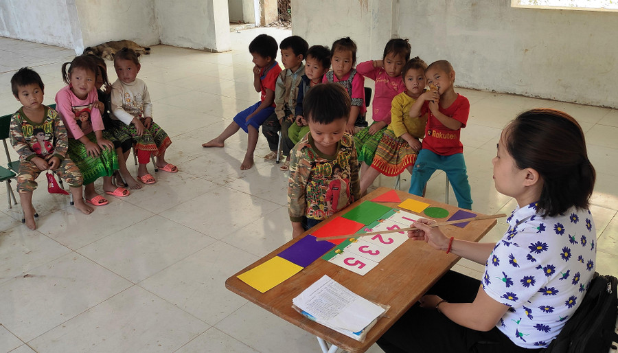 Cô giáo và các bé ở điểm trường bản Ón, xã Tam Chung (Mường Lát, Thanh Hóa). Cô giáo và các bé ở điểm trường bản Ón, xã Tam Chung (Mường Lát, Thanh Hóa).