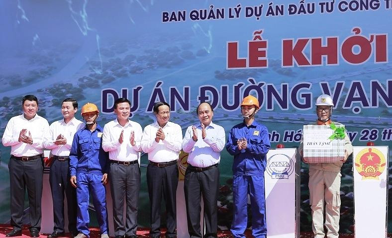 Chủ tịch nước Nguyễn Xuân Phúc trao quà cho công nhân thi công dự án giao thông Vạn Thiện - Bến En (Thanh Hóa).