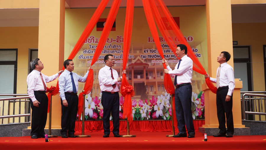 Lãnh đạo tỉnh Thanh Hóa và tỉnh Hủa Phăn (Lào) thực hiện nghi thức bàn giao công trình ký túc xá phục vụ sinh viên Lào tại Trường ĐH Hồng Đức. Lãnh đạo tỉnh Thanh Hóa và tỉnh Hủa Phăn (Lào) thực hiện nghi thức bàn giao công trình ký túc xá phục vụ sinh viên Lào tại Trường ĐH Hồng Đức.