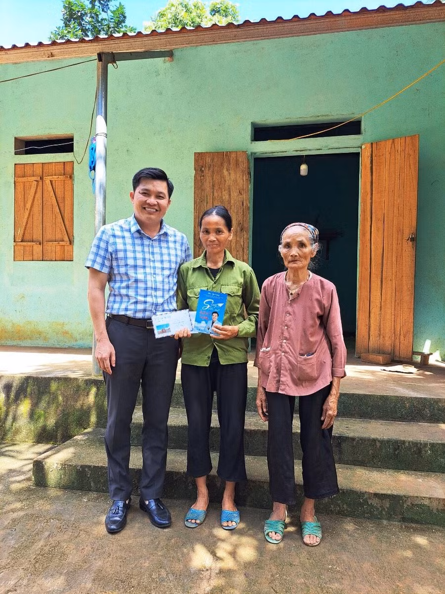 Anh Đào Ngọc Cường trao quà cho mẹ của em Nguyễn Thị Thúy.