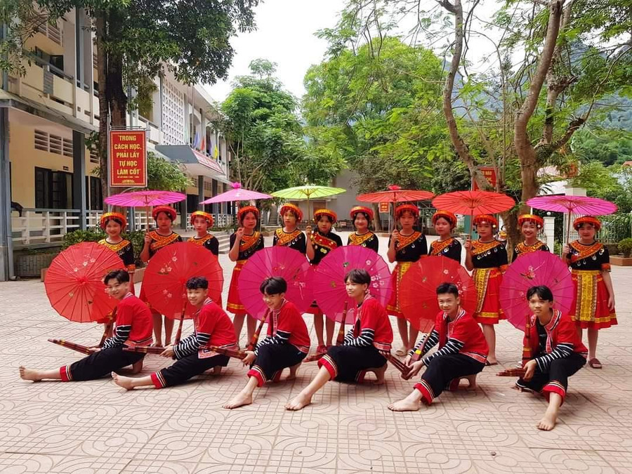 Những tiết mục văn hóa mang đậm bản sắc dân tộc, cũng được Trường Phổ thông Dân tộc Nội trú THCS Quan Hóa (Thanh Hóa) đưa vào giảng dạy và cho học sinh trải nghiệm. Những tiết mục văn hóa mang đậm bản sắc dân tộc, cũng được Trường Phổ thông Dân tộc Nội trú THCS Quan Hóa (Thanh Hóa) đưa vào giảng dạy và cho học sinh trải nghiệm.