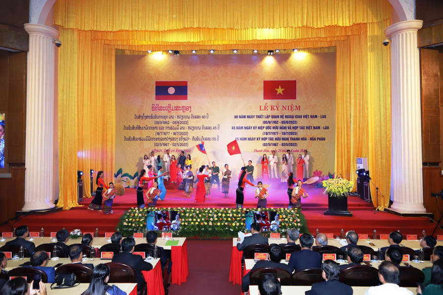 Một tiết mục văn nghệ của hai đoàn nghệ thuật Hủa Phăn – Thanh Hóa tại buổi lễ. Một tiết mục văn nghệ của hai đoàn nghệ thuật Hủa Phăn – Thanh Hóa tại buổi lễ.