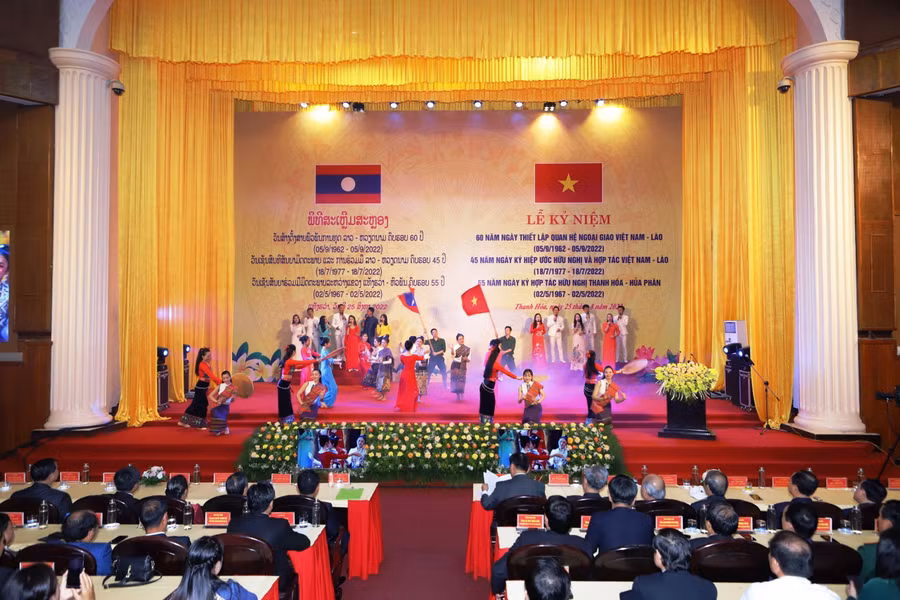 Một tiết mục văn nghệ của hai đoàn nghệ thuật Hủa Phăn – Thanh Hóa tại buổi lễ.