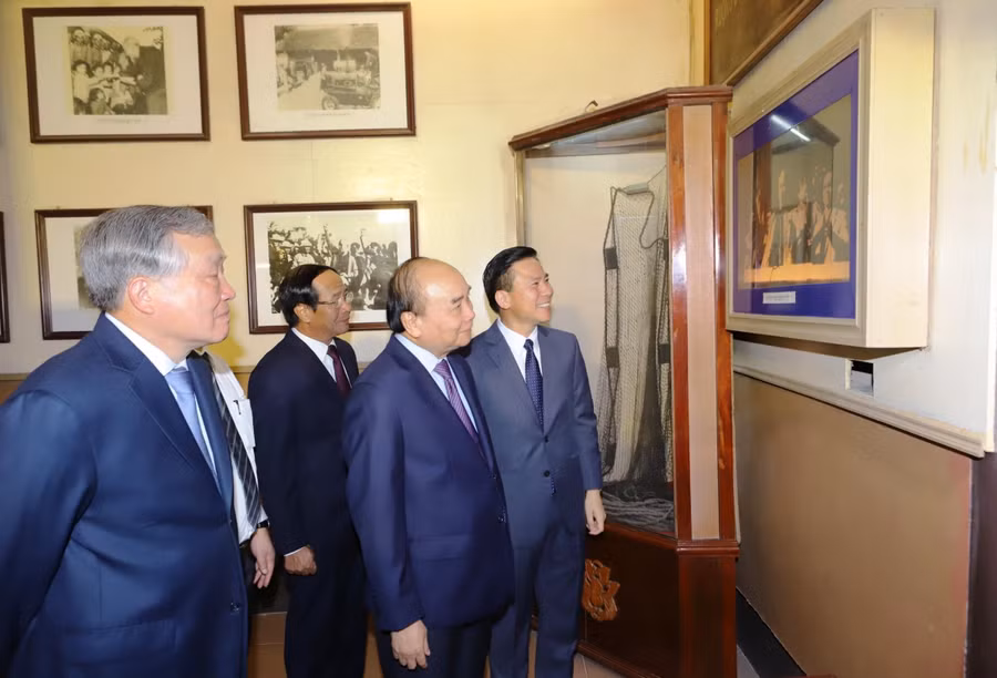 Chủ tịch nước Nguyễn Xuân Phúc và đoàn công tác thăm gian trưng bày hình ảnh và những kỷ vật về Bác Hồ tại Khu văn hóa tưởng niệm Chủ tịch Hồ Chí Minh. Ảnh: Minh Hiếu.