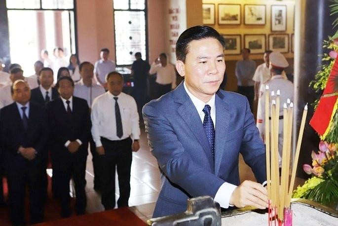 Ông Đỗ Trọng Hưng, Ủy viên TƯ đảng, Bí thư Tỉnh ủy, Chủ tịch HĐND tỉnh Thanh Hóa dâng hương tại Khu tưởng niệm Chủ tịch Hồ Chí Minh (TP Thanh Hóa). Ảnh: Minh Hiếu.