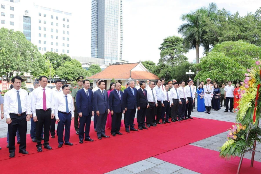 Chủ tịch nước Nguyễn Xuân Phúc và các đồng chí lãnh đạo Trung ương, lãnh đạo tỉnh Thanh Hóa đặt vòng hoa, dâng hương tưởng niệm Chủ tịch Hồ Chí Minh tại Khu văn hóa tưởng niệm Chủ tịch Hồ Chí Minh (TP Thanh Hóa). Ảnh: Minh Hiếu