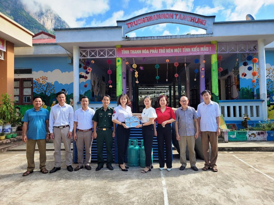 Chị Đinh Thị Điền (người thứ 4 từ phải qua), đại diện Công ty TNHH dịch vụ thương mại Bình Điền trao khay inox đựng cơm, để lo bữa ăn bán trú cho trẻ mầm non bản Ón. Chị Đinh Thị Điền (người thứ 4 từ phải qua), đại diện Công ty TNHH dịch vụ thương mại Bình Điền trao khay inox đựng cơm, để lo bữa ăn bán trú cho trẻ mầm non bản Ón.