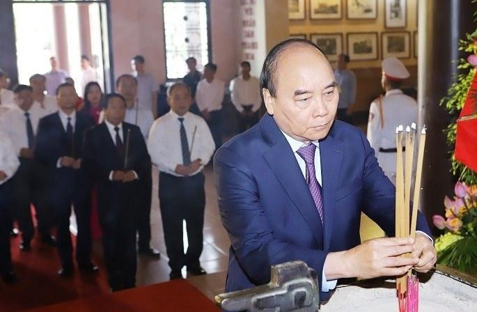 Chủ tịch nước Nguyễn Xuân Phúc dâng hương tưởng niệm Chủ tịch Hồ Chí Minh vào sáng 28/8. Ảnh: Minh Hiếu.