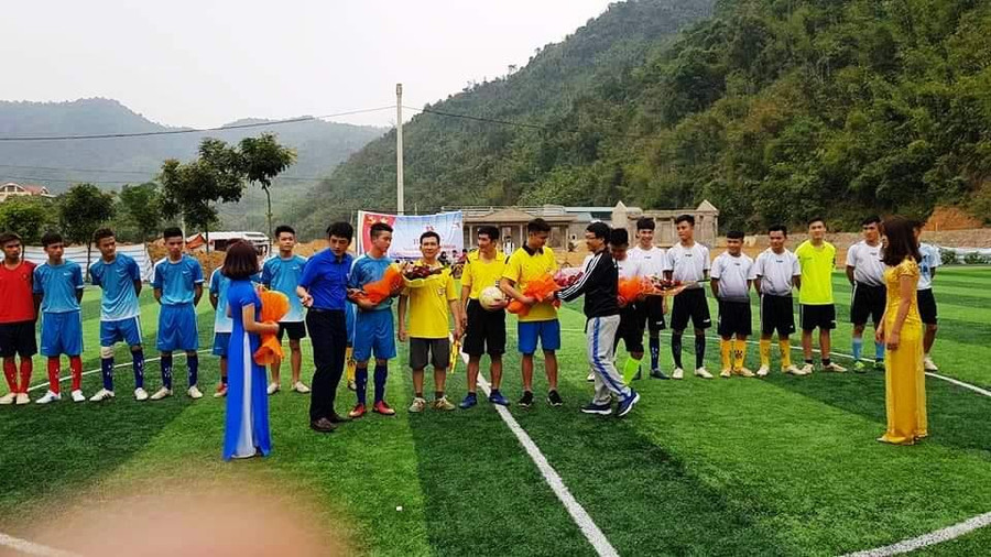 Thầy và trò Trường THPT Quan Sơn tổ chức hội thi thể thao nhằm gắn kết tình bạn giữa học sinh với nhau trong trường.