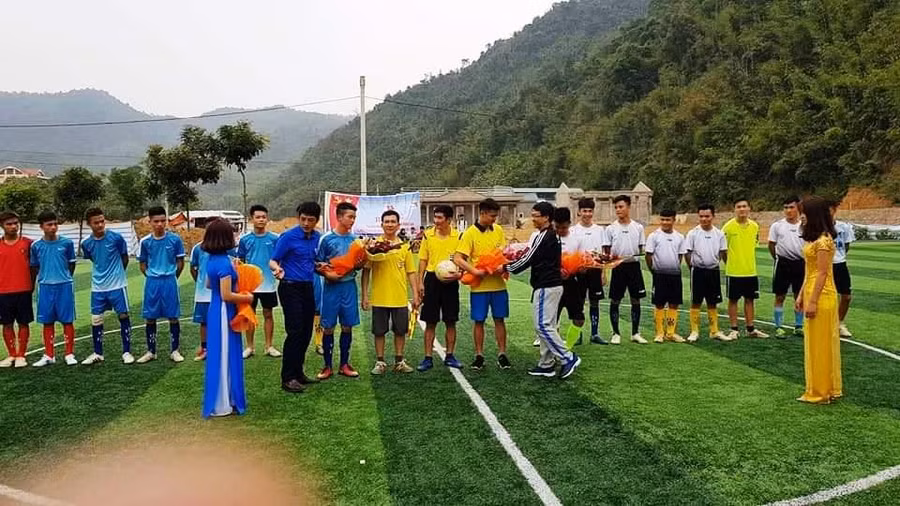 Thầy và trò Trường THPT Quan Sơn tổ chức hội thi thể thao nhằm gắn kết tình bạn giữa học sinh với nhau trong trường.