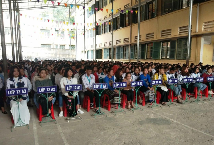 Học sinh Trường THPT Quan Sơn tham gia buổi sinh hoạt chung về phòng chống tác hại tình trạng bạo lực học đường.